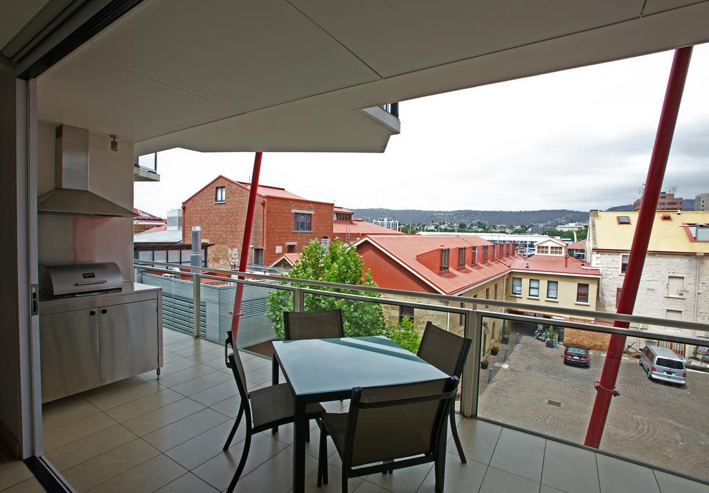 Sullivans Cove Apartments Hobart Exterior foto A balcony in a modern apartment