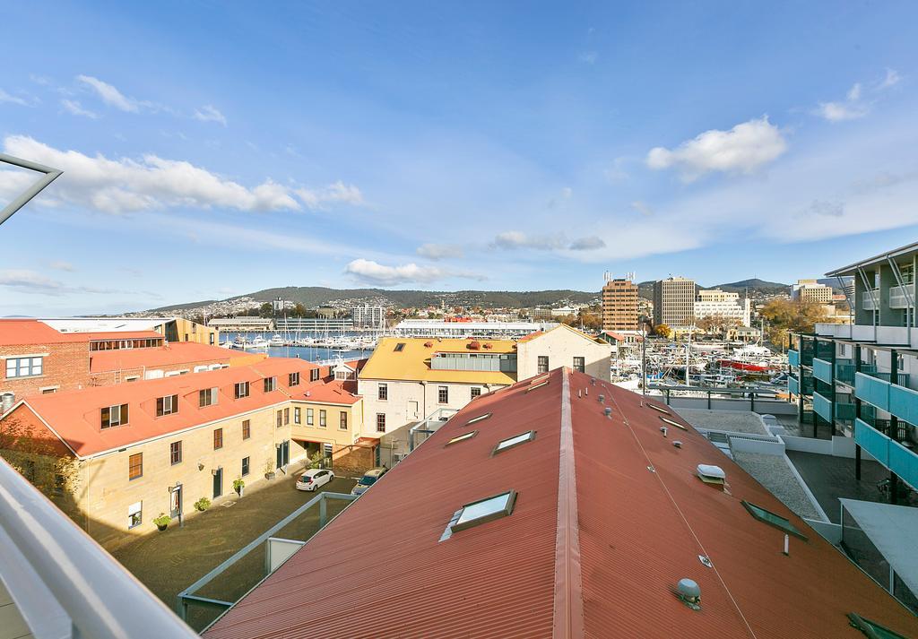 Sullivans Cove Apartments Hobart Exterior foto View of the Hobart CBD from the rooftop of the Wrest Point Casino