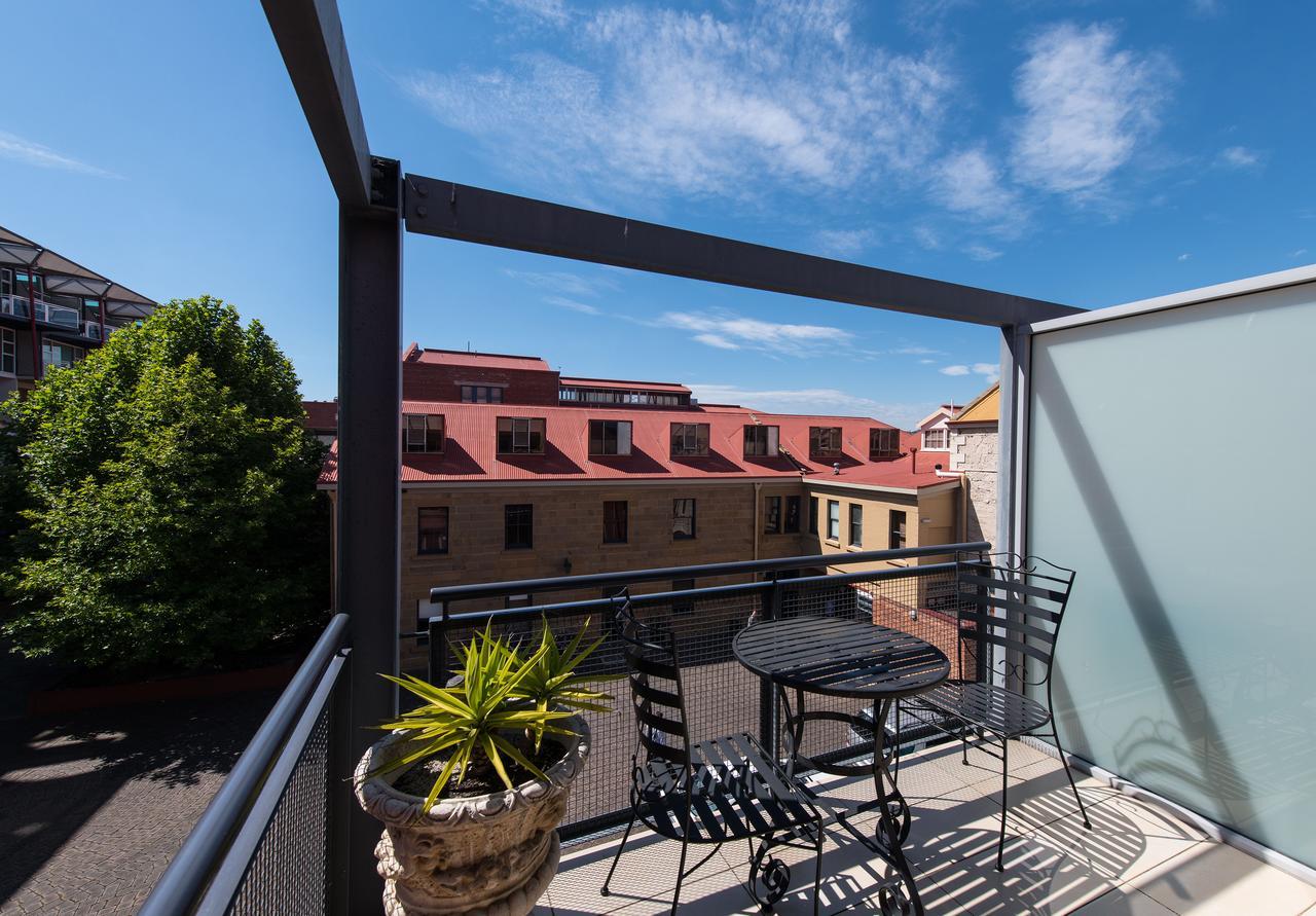 Sullivans Cove Apartments Hobart Exterior foto A balcony in Stockholm, Sweden